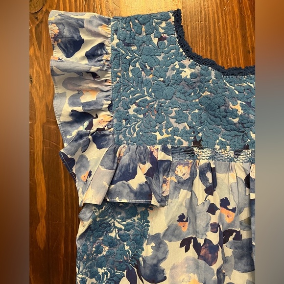 MI GOLONDRINA Soledad Blouse Blue and White Floral - Picture 3 of 7